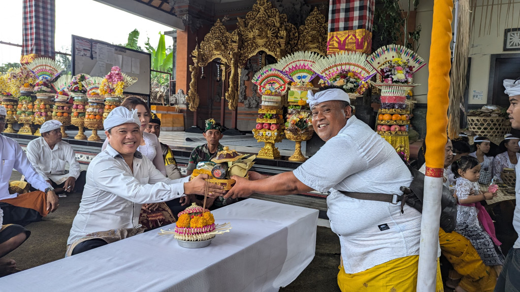 Perbekel Abiansemal Hadiri Upacara Karya Ngenteg Linggih di Pura Ulun Siwi